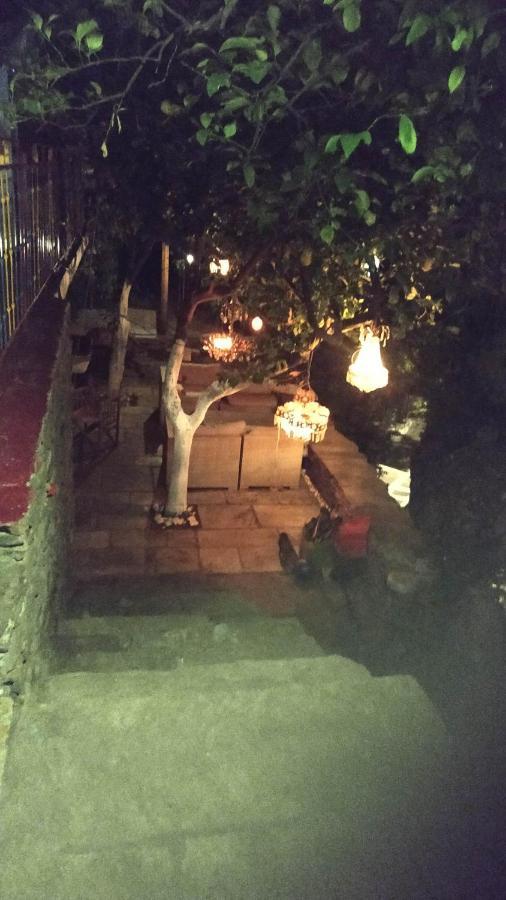 Hostel Lemon Tree House Batsíon Zewnętrze zdjęcie